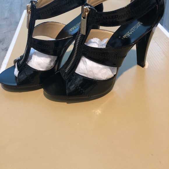 Michael Kors 5.5 Berkley Black Patent Heels NEW - Picture 2 of 4